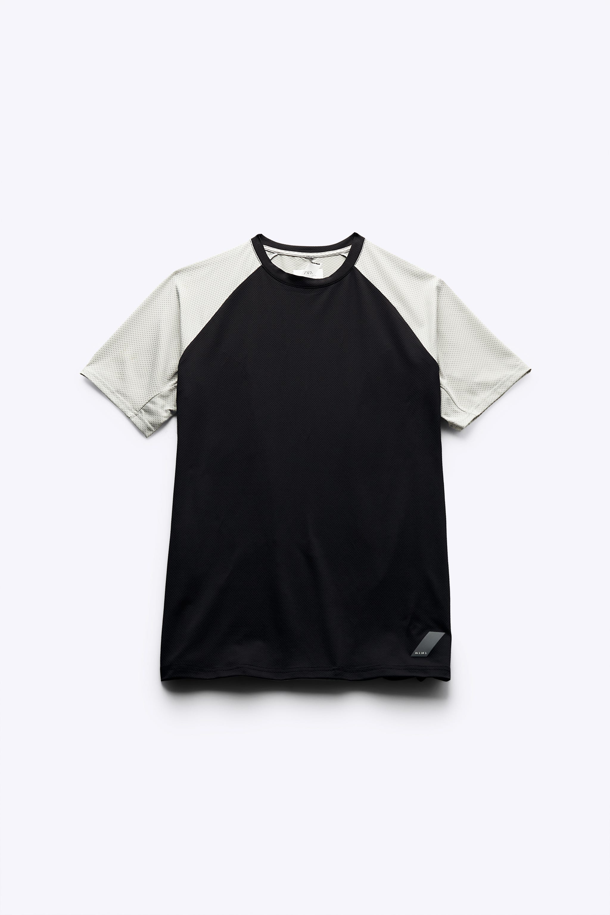 camiseta de manga corta de la colección athleticz de zara en color blanco y negro