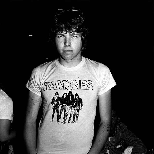 un fan con la camiseta de los ramones en 1976