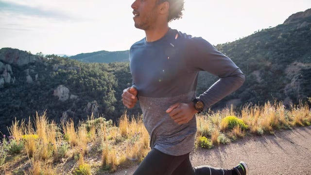 camiseta de running kiprun de decathlon para hombre en color azul