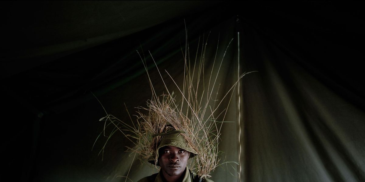 Op de Borana Ranch in het noorden van Kenia leert een parkopziener in opleiding hoe hij zich moet camoufleren Deze krijgers worden niet alleen getraind in camouflage maar ook in hinderlaagtactieken om stropers te bestrijden