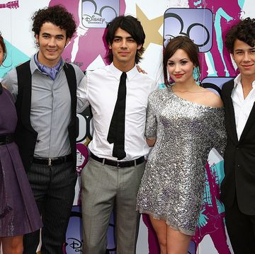london   september 10  l r alyson stoner, kevin jonas, joe jonas, demi lovato and nick jonas arrive at the european tv premiere of camp rock at the royal festival hall on september 10, 2008 in london, england  photo by gareth cattermolegetty images