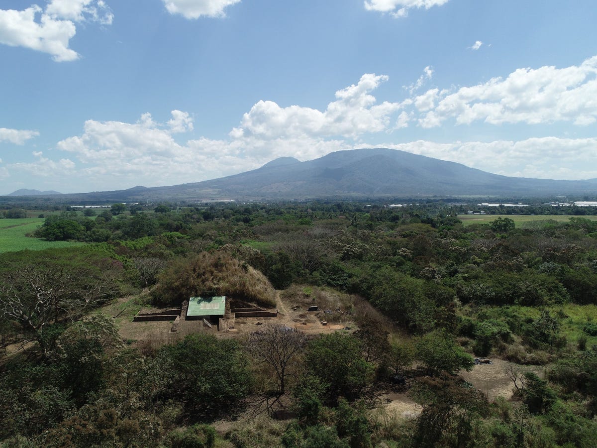 Opgravingen bij een Mayapiramide op de voorgrond in El Salvador legden een verrassend verband bloot met de nabijgelegen vulkaan Ilopango