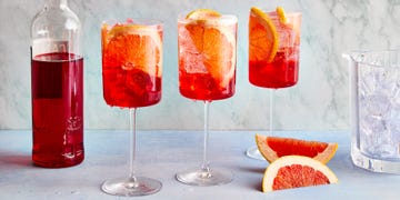 campari spritz with orange slices