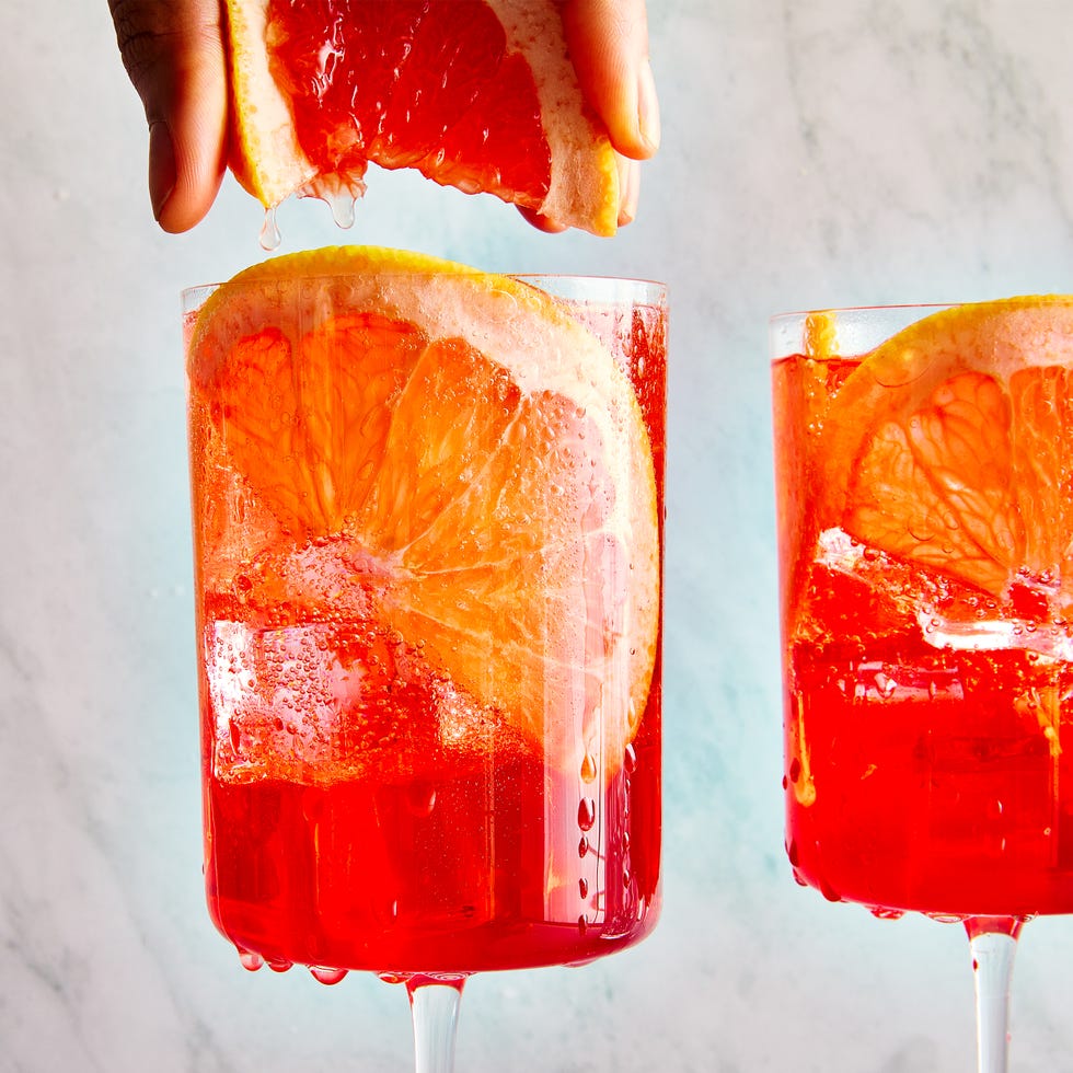 campari spritz with orange slices