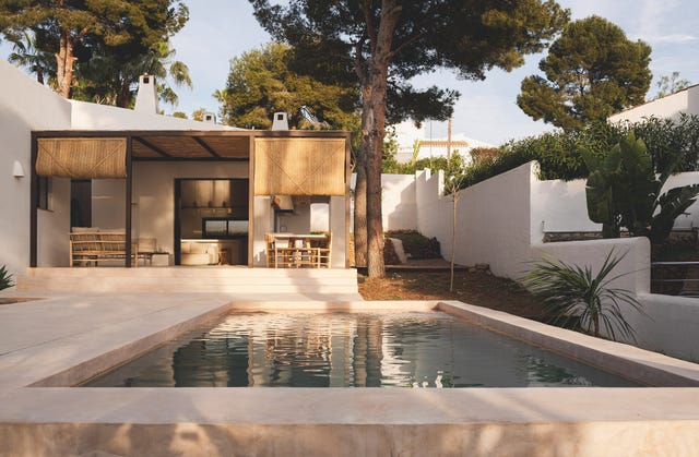 Una casa de estilo mediterráneo con porche y piscina donde siempre