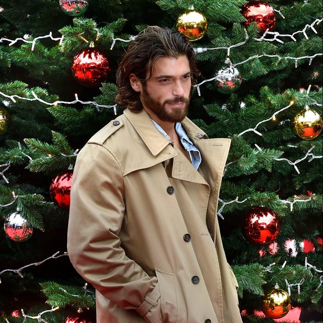 can yaman en roma con trench en la presentación de christmas world