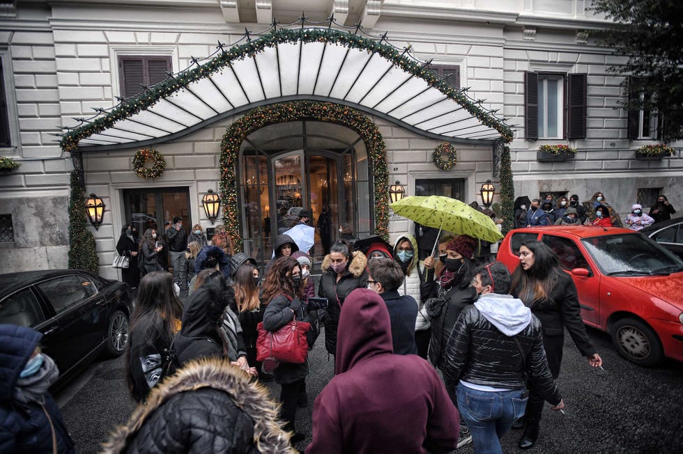 los fans de can yaman se agolpan en las puertas del hotel eden en roma
