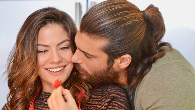 can yaman y demet ozdemir pájaro soñador