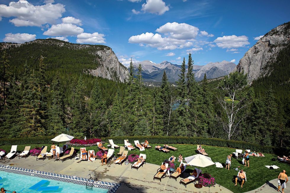 Bij het zwembad van het Fairmont Banff Springs hotel worden gasten getrakteerd op een schitterend uitzicht op Bow Valley