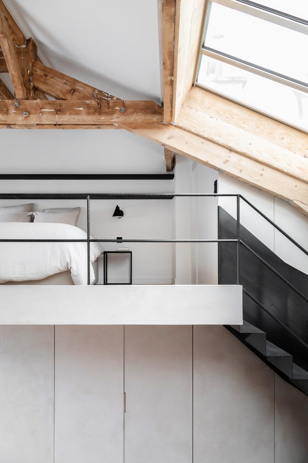 loft de diseño con salón con cocina con isla y dormitorio en entresuelo