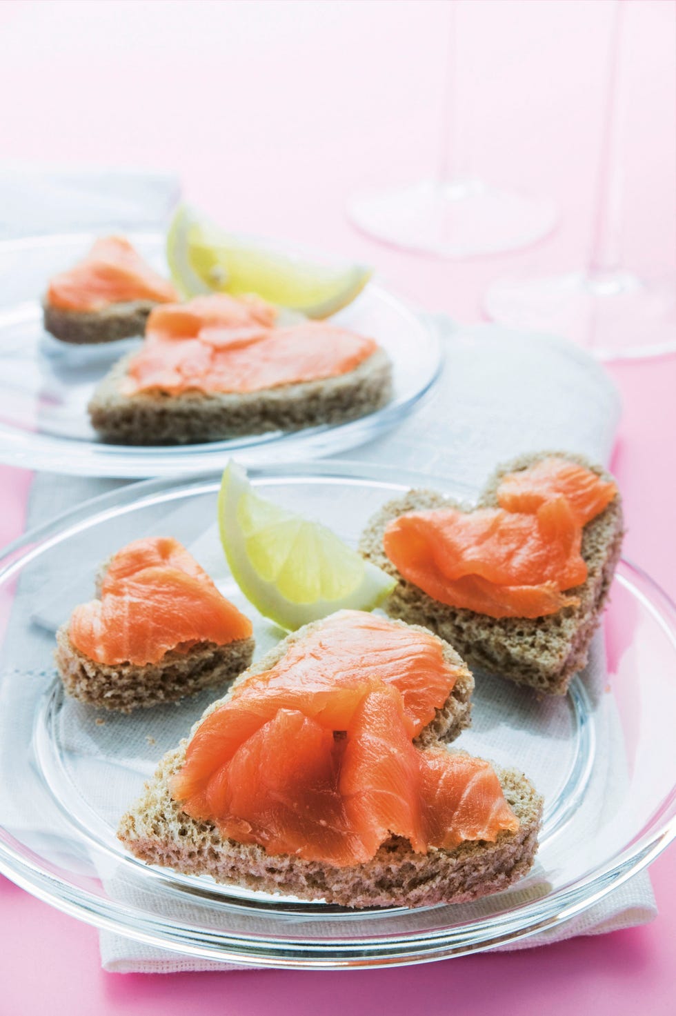 rebanada de pan en forma de corazón con salmón