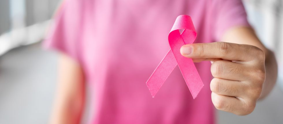 mujer con lazo por el cancer de mama