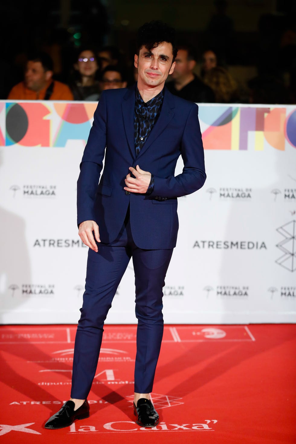 Red carpet, Carpet, Suit, Fashion, Event, Premiere, Formal wear, Flooring, Public event, Footwear, 