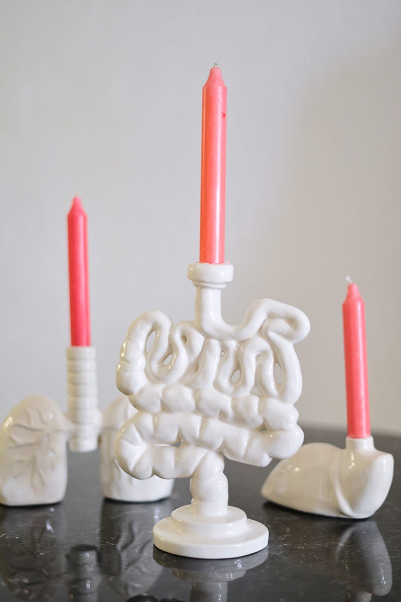 candelabros loza blanca con forma de intestino, higado y pulmon