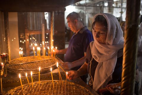 Bezoekers branden kaarsen in de Geboortekerk die vanaf de tweede eeuw bekendstaat als de geboorteplaats van Jezus