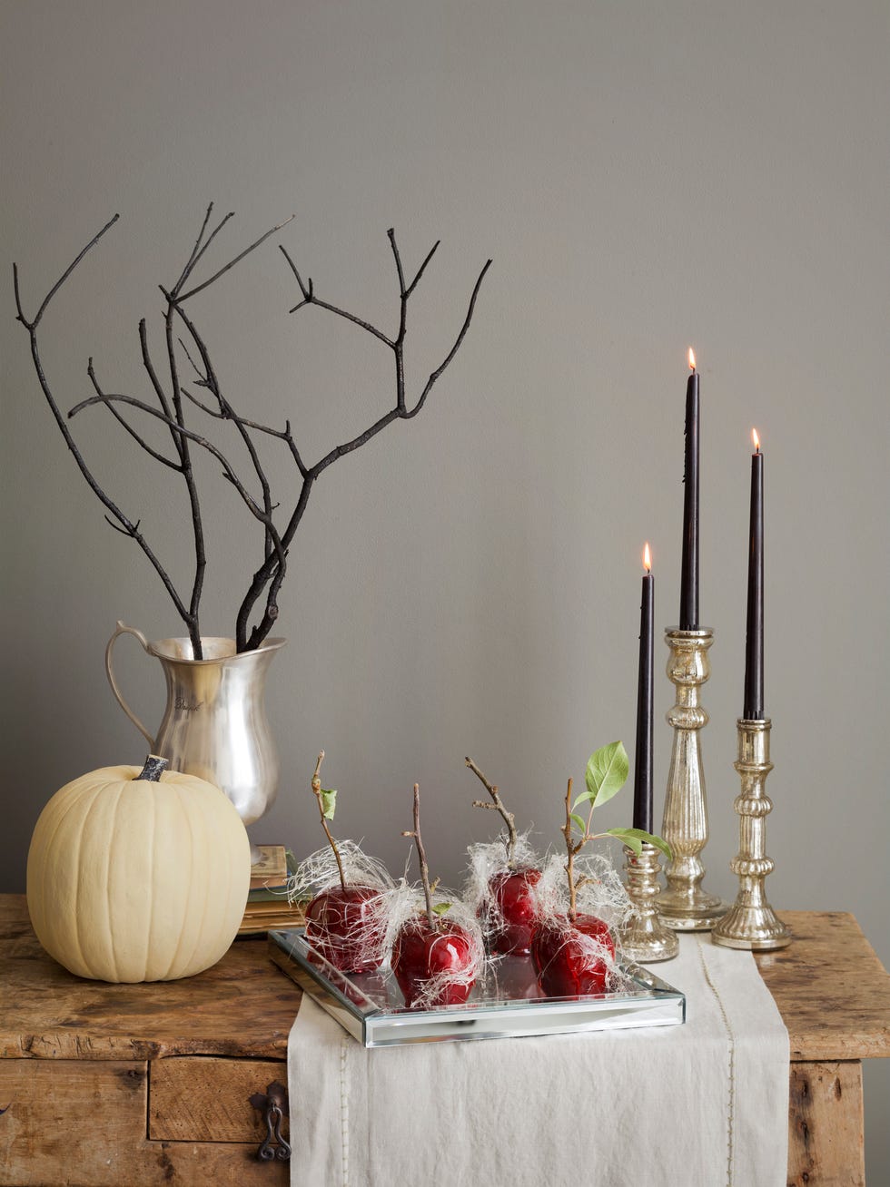 decorar mesa halloween candelabros y manzanas de caramelo