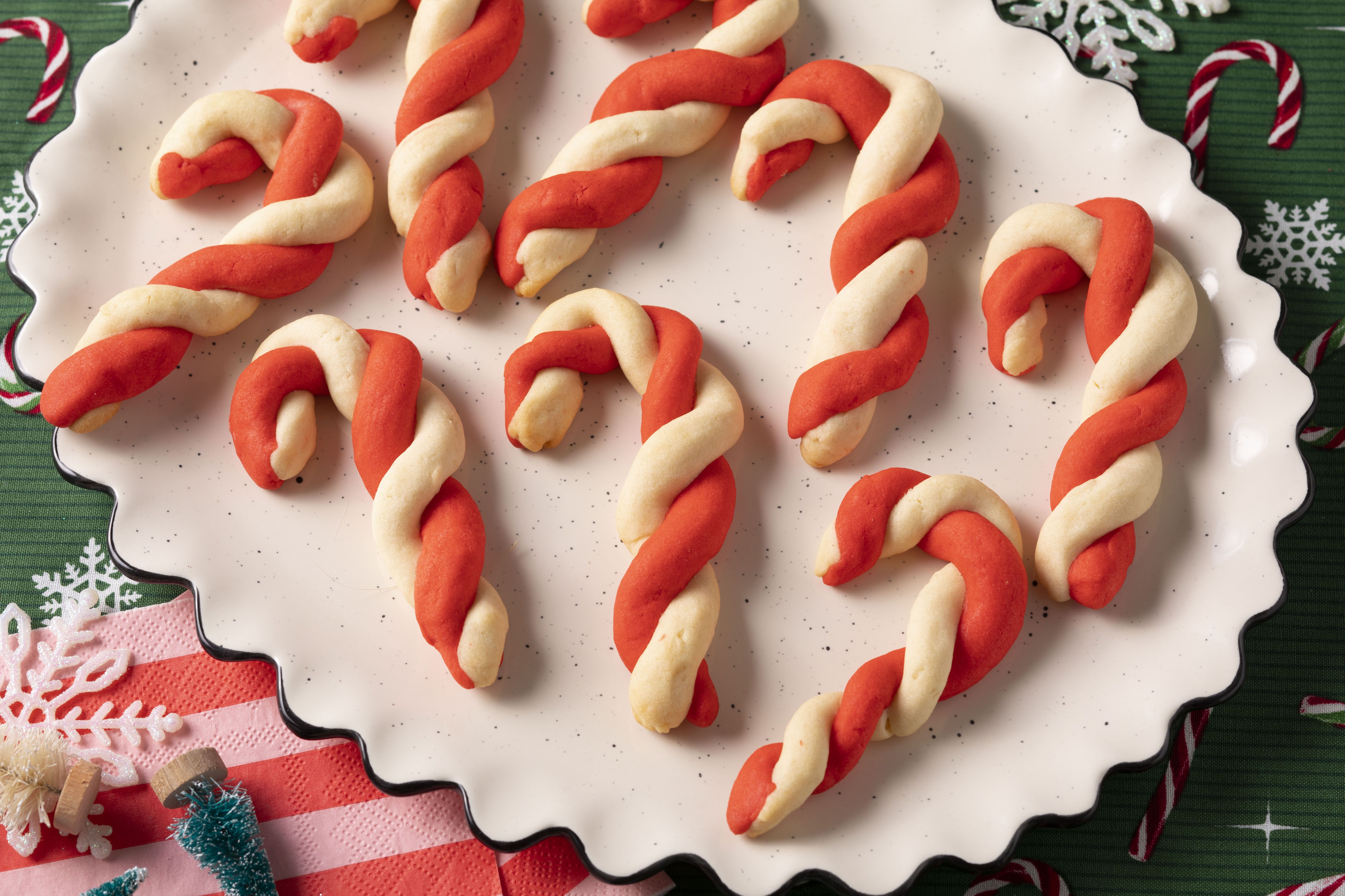 https://hips.hearstapps.com/hmg-prod/images/candy-cane-cookies-recipe-1636735663.jpg