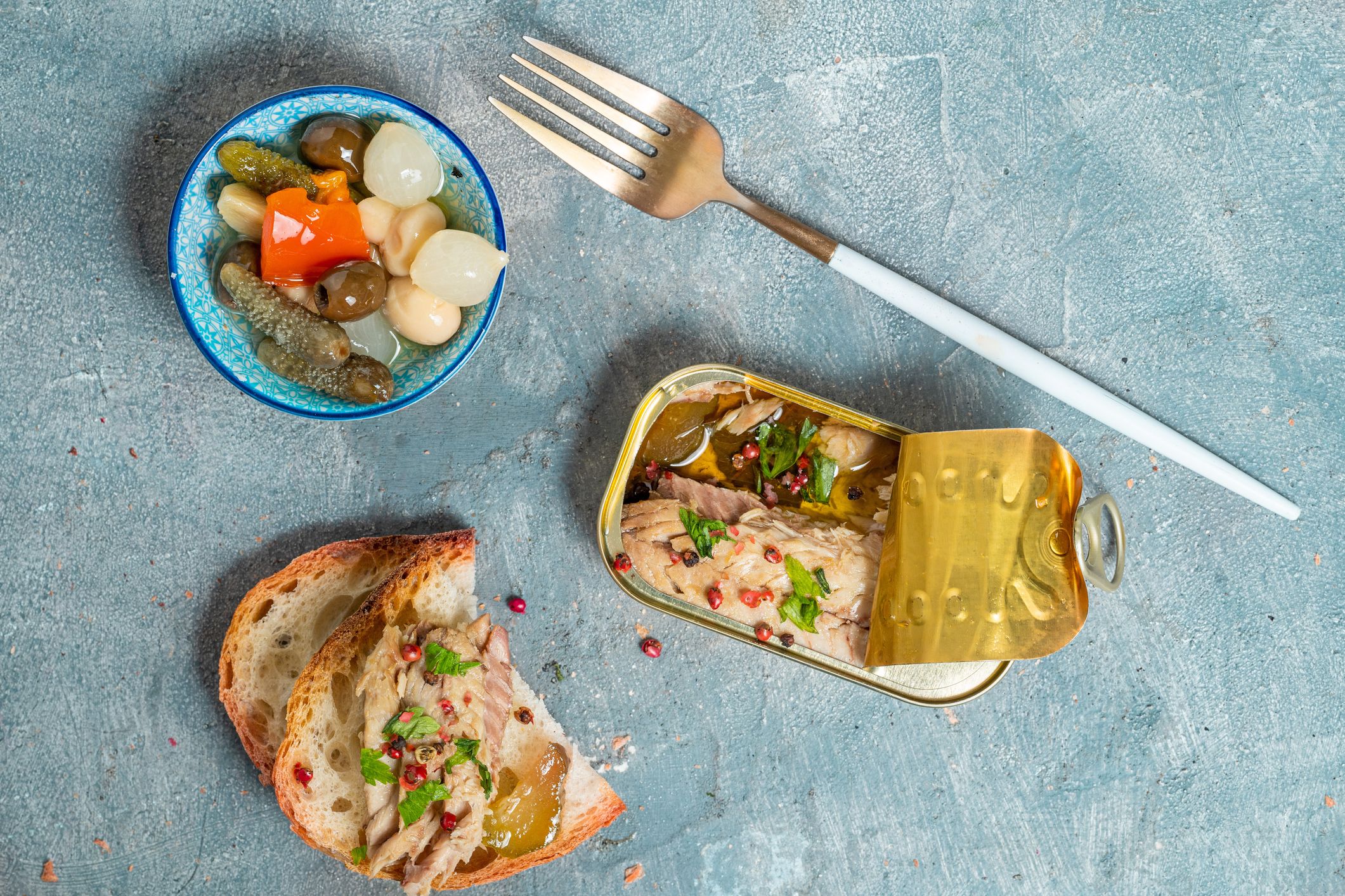 https://hips.hearstapps.com/hmg-prod/images/canned-mackerel-with-bread-royalty-free-image-1675814065.jpg