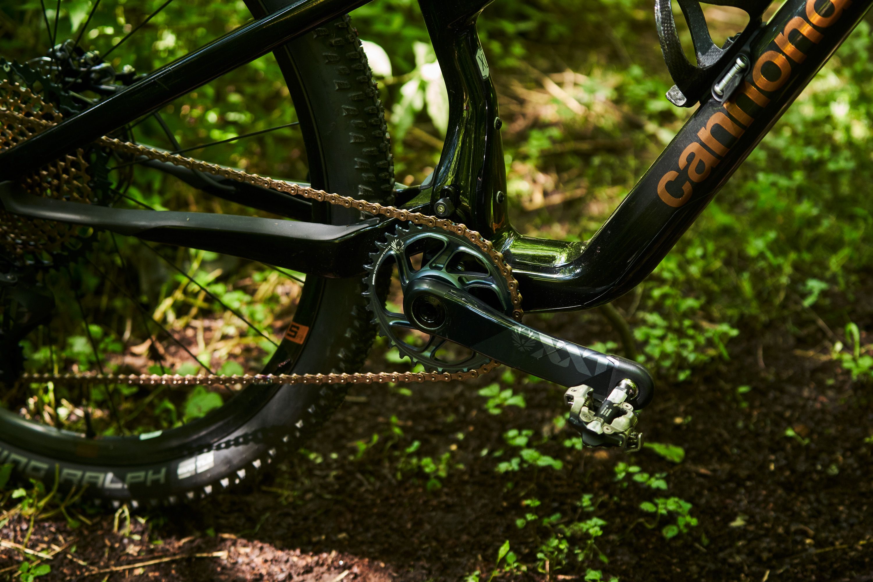 The copper chain and cassette look really sharp paired with the Cannondale logos on the frame.