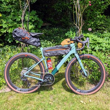 cannondale topstone carbon 2l gravelbike met bikepacking tassen