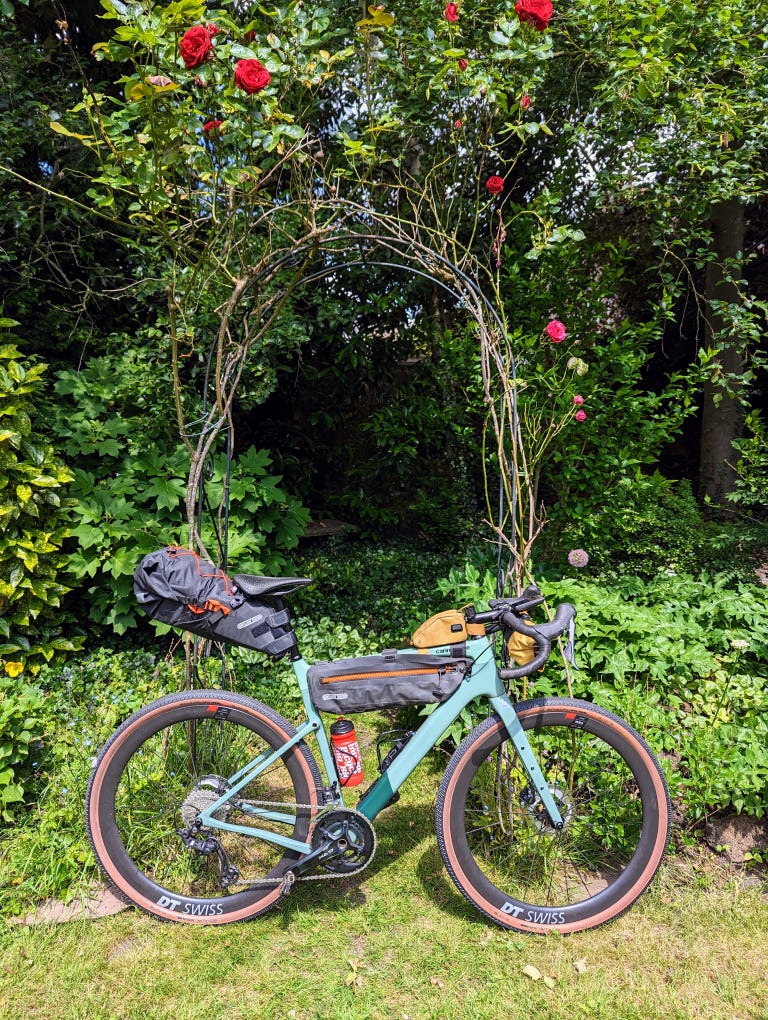 cannondale topstone carbon 2l gravelbike met bikepacking tassen
