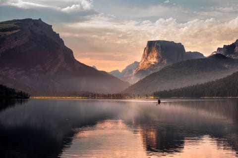 Ik ging rond 4 uur s ochtends naar dit meer in Wyoming om een plekje te bemachtigen voor de zonsverduistering van afgelopen augustus De temperatuur lag net iets onder nul waardoor er mist ontstond boven het warmere water van het meer Ondanks de kou ging er al een kajakker het water op Zijn aanwezigheid zorgt voor een fraai menselijk element in dit plaatje