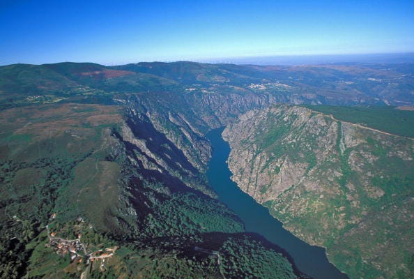 el cañón del río sil, en la ribera sacra, situada entre orense y lugo, en galicia
