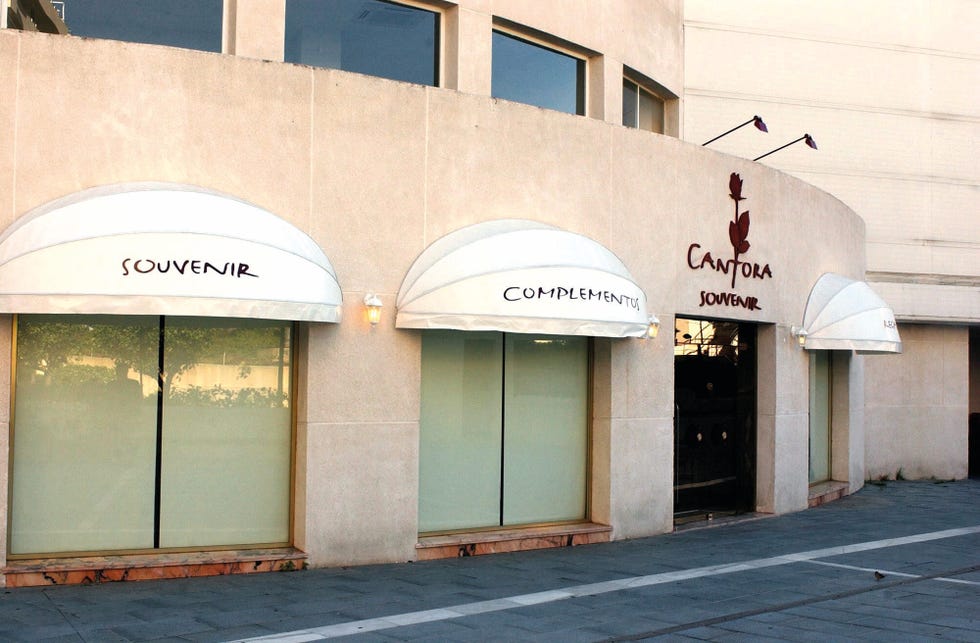 tienda de souvenirs, propiedad de isabel pantoja, junto al restaurante  cantora en marbella