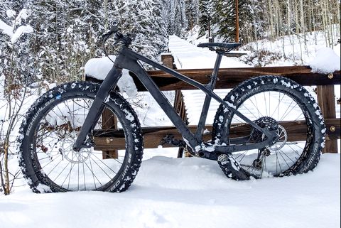 Land vehicle, Bicycle wheel, Vehicle, Bicycle part, Bicycle tire, Bicycle frame, Bicycle, Tire, Spoke, Snow, 