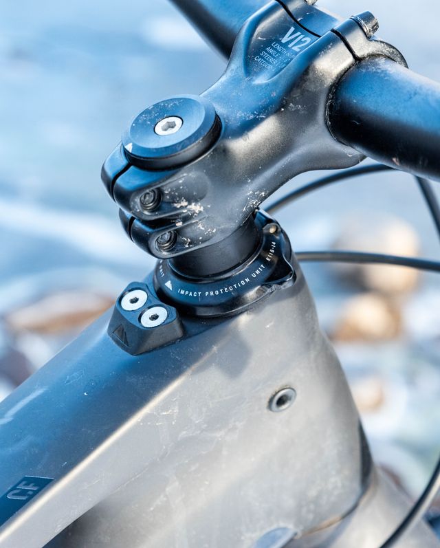 Bicycle part, Water, Bicycle, Bicycle handlebar, Vehicle, Bicycle wheel, Bicycle drivetrain part, Brake, Bicycle frame, Hybrid bicycle, 
