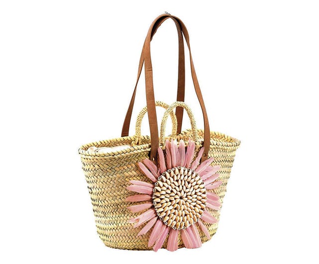 capazo con flor de plumas y conchas