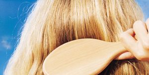 capelli che si sporcano subito cause rimedi naturali cosa fare consigli novità capelli sporchi motivi come pulire spazzola capelli