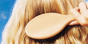 capelli che si sporcano subito cause rimedi naturali cosa fare consigli novità capelli sporchi motivi come pulire spazzola capelli
