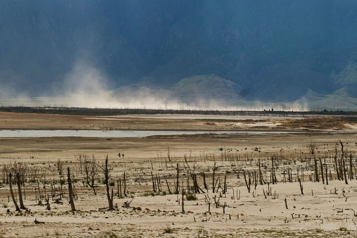 Het grootste waterreservoir van Kaapstad het stuwmeer van de Theewaterskloofdam droogt langzaam uit De stad zou in de nabije toekomst de waterkraan kunnen dichtdraaien