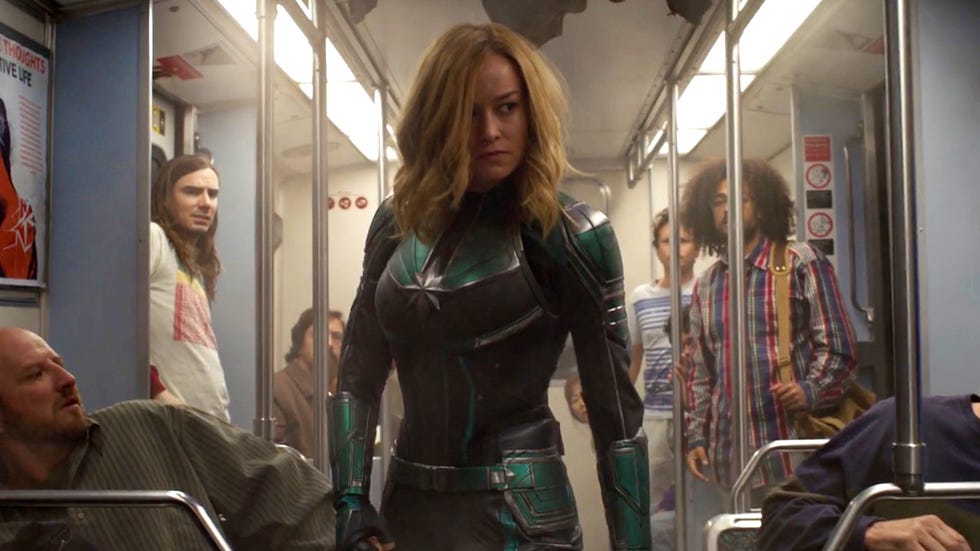 capitana marvel en el bus trailer