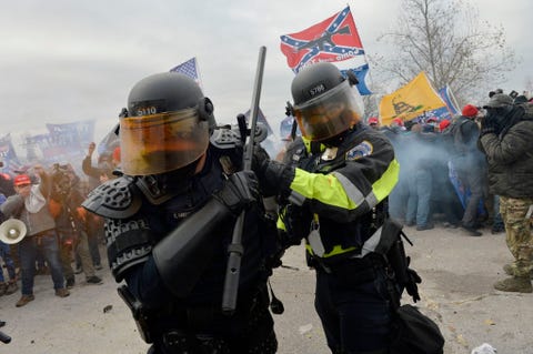 De politie van het Capitool trad buiten het gebouw op tegen gewelddadige proTrumpdemonstranten