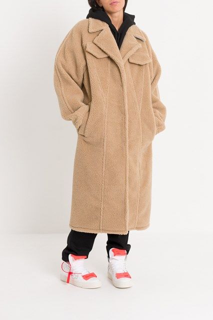 Il Teddy Bear Icon di Max Mara è tra i cappotti 2019, un modello copiatissimo: l'effetto pelliccia da orsetto lo trasforma in una coccola XL, ma indossarlo senza cadere in un fashion disaster è tutto un altro paio di maniche.