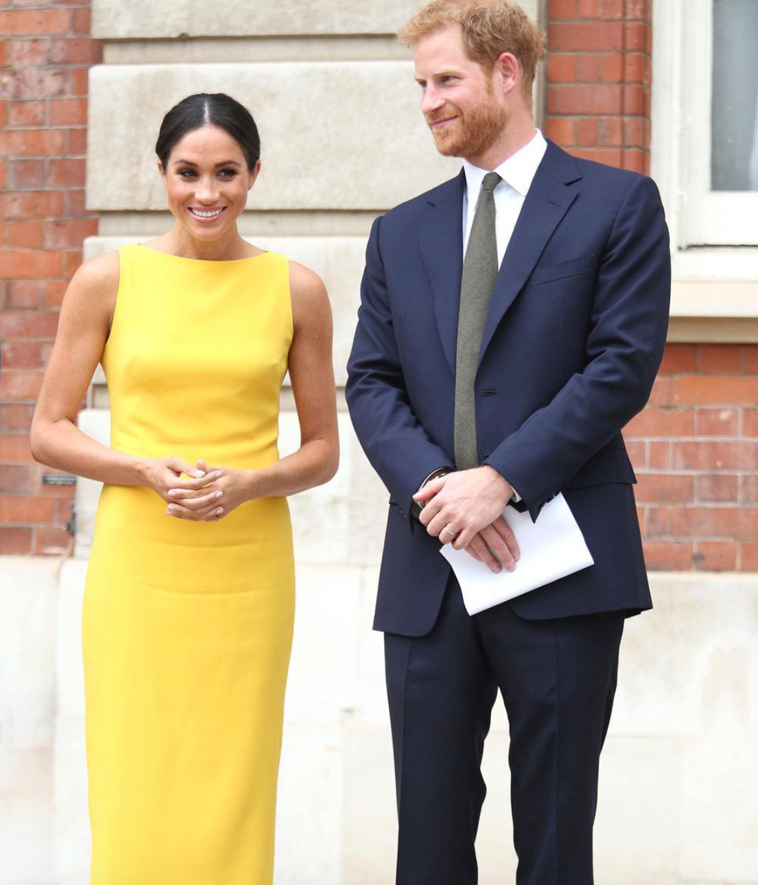 Meghan Markle ha sacado el vestido amarillo más bonito del verano