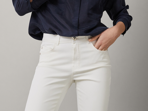 Massimo Dutti pantalón blanco que estiliza
