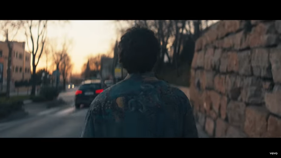 Miki en el videoclip de La Venda