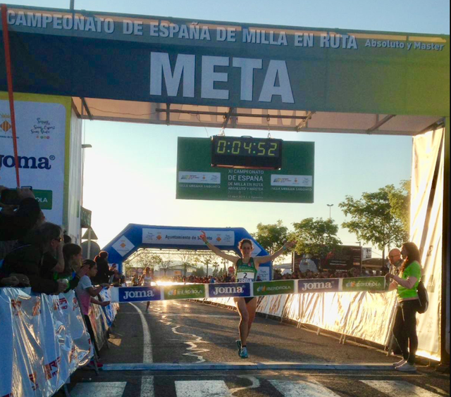 Cristina Espejo entra en la meta del Campeonato de España de la milla