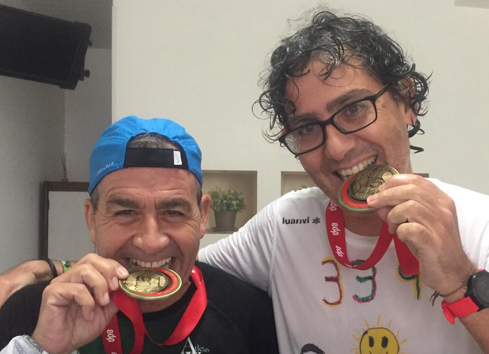 Pablo Sánchez celebra una carrera con su guía Javier Hervalejo