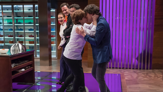 Anabel Alonso besa a Jordi Cruz en Masterchef 7