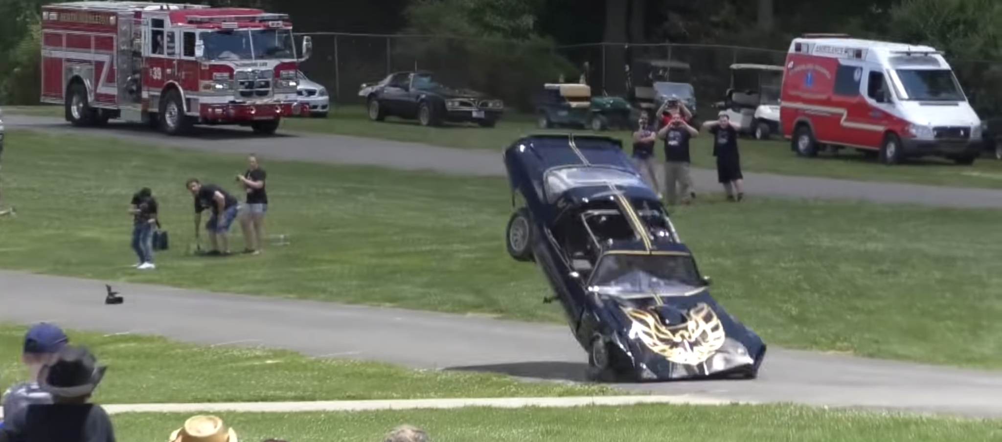 Este Pontiac Trans Am y su salto de película no acaban bien