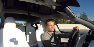 Nico Rosberg en el Tesla Model 3