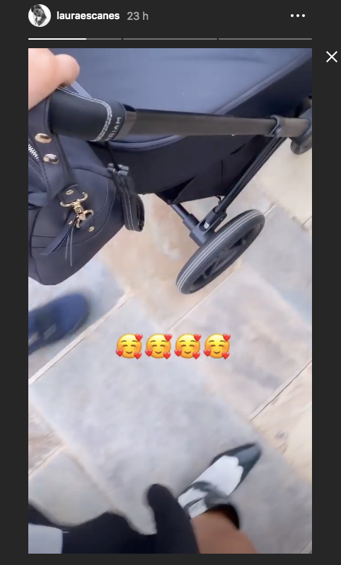 Laura pasea a su hija Roma