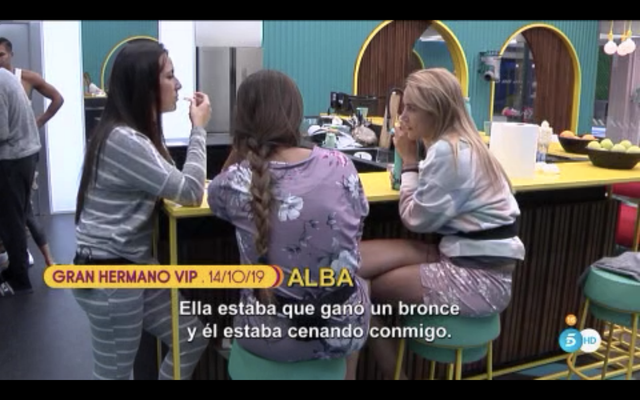 Alba cuenta a sus compañera sus relaciones sentimentales