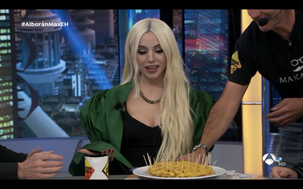Ava Max prueba la tortilla de patatas