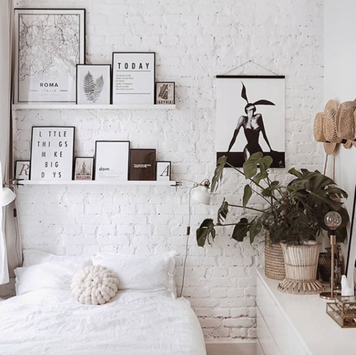 Tienes un dormitorio pequeño? Esta es la ingeniosa idea para decorar la  pared del cabecero y ganar metros espacio