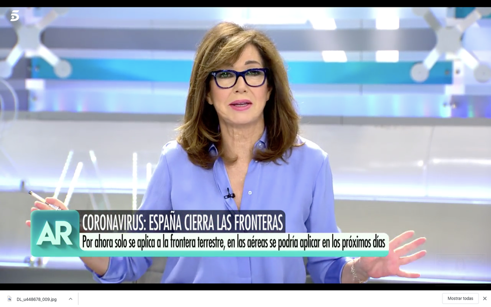 Eyewear, Newsreader, Television presenter, Product, Newscaster, News, Glasses, Media, Photo caption, Vision care, 